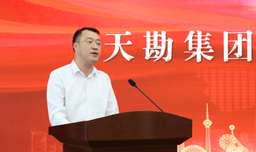 致敬楷模风范激扬青春实力  ――尊龙时凯集团开展劳模宣讲会暨十佳青年表扬会