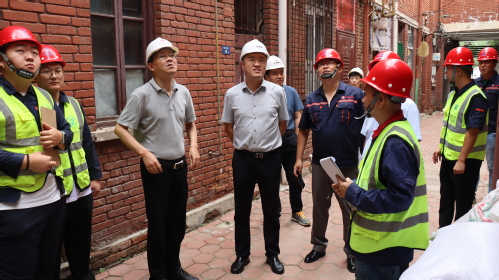 夏日送清凉  关爱沁人心 --尊龙时凯集团开展“夏送清凉”慰问活动